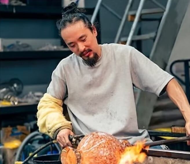 Image of Kazuki san at the hot glass bench. Image courtesy of Kazuki Takizawa