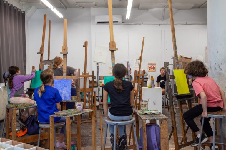 Kidstreet Acrylic Painting Class. Image Courtesy of Lillstreet Art Center & Rebecca Memoli Photography