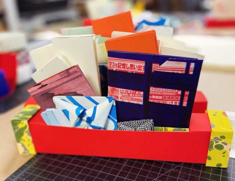 A Column box filled with all kinds of folded paper delights: Bamboo folds, Japanese letterfolds, Hedi Kyle's Diagonal fold, accordion experiments and more! Erin Sweeney