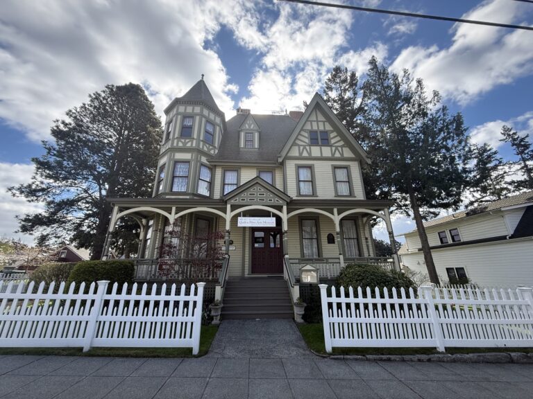 Gaches Mansion Front. Sarah LaBarre